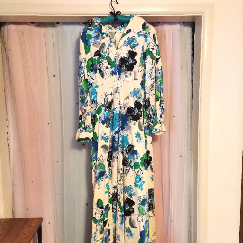 👗 Beautiful Vintage Home Sewn Dress!